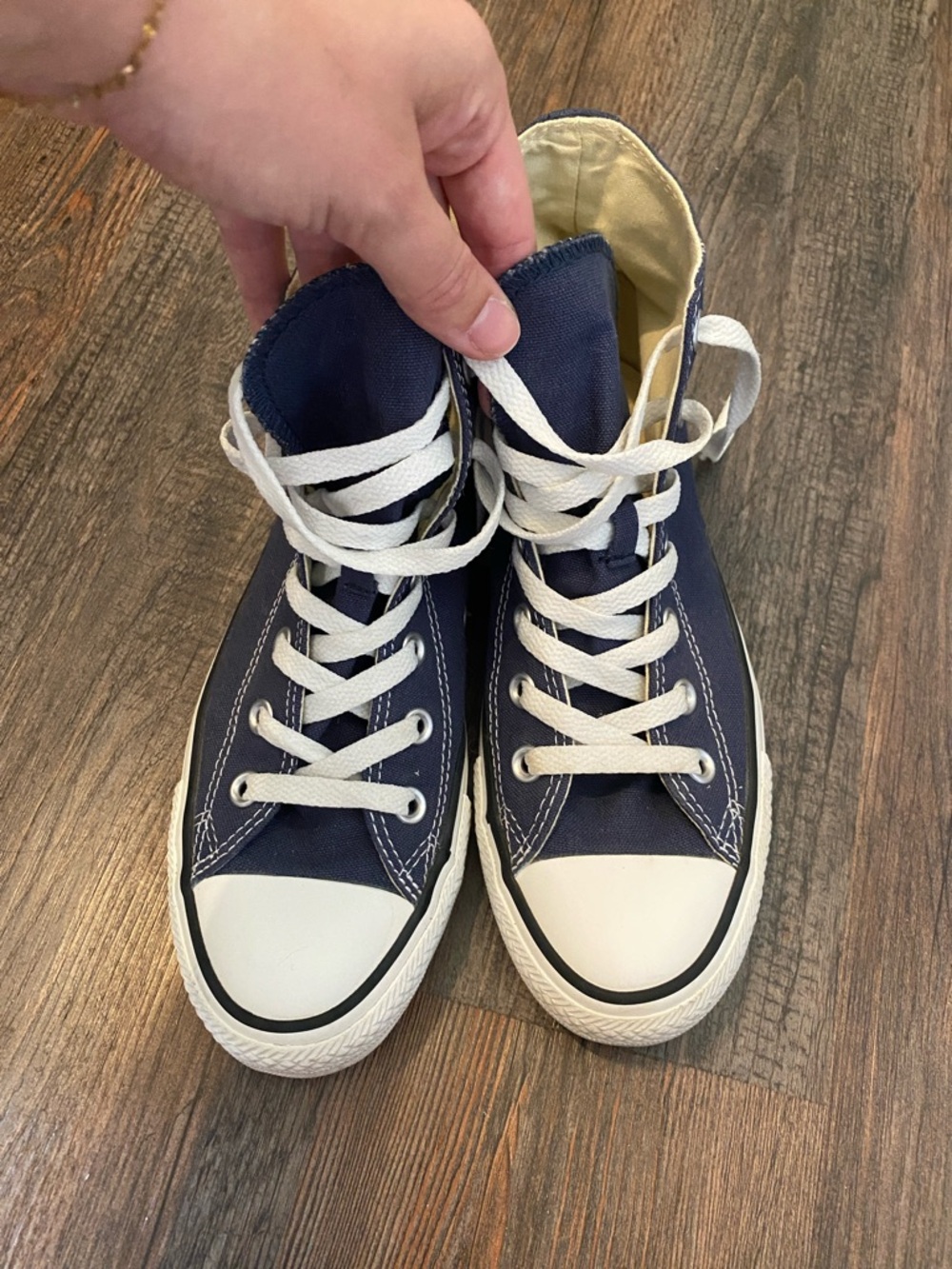 W8/M6 Navy blue high top Converses. Worn once